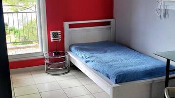 5 bedrooms, desk, iron/ironing board, travel crib