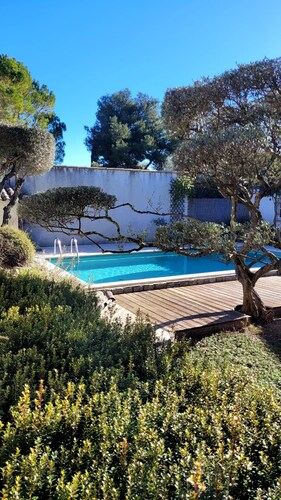 Grande maison familiale ouverte sur le jardin et la piscine