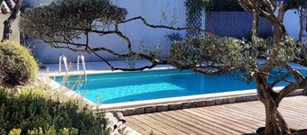 Grande maison familiale ouverte sur le jardin et la piscine