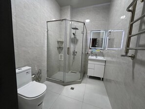 Phòng 3 Deluxe, lanai | Phòng tắm