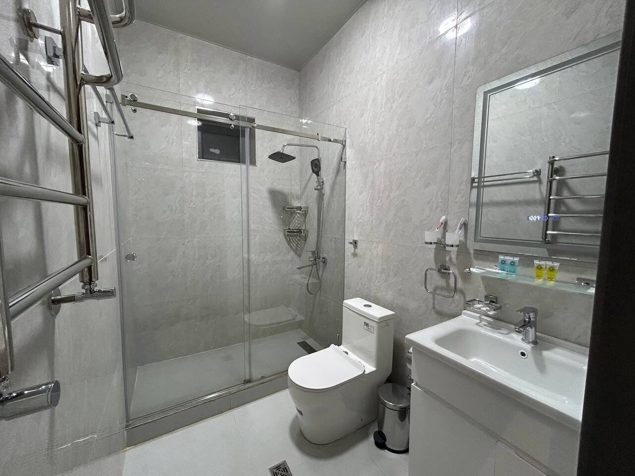 Habitación Confort doble de uso individual, lanai | Baño | Secador de pelo, zapatillas y toallas