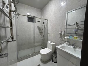 Kahden hengen comfort-huone yhdelle, lanai | Kylpyhuone | Hiustenkuivaaja, tohvelit, pyyhkeet
