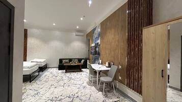 Habitación triple Deluxe, lanai | Interior