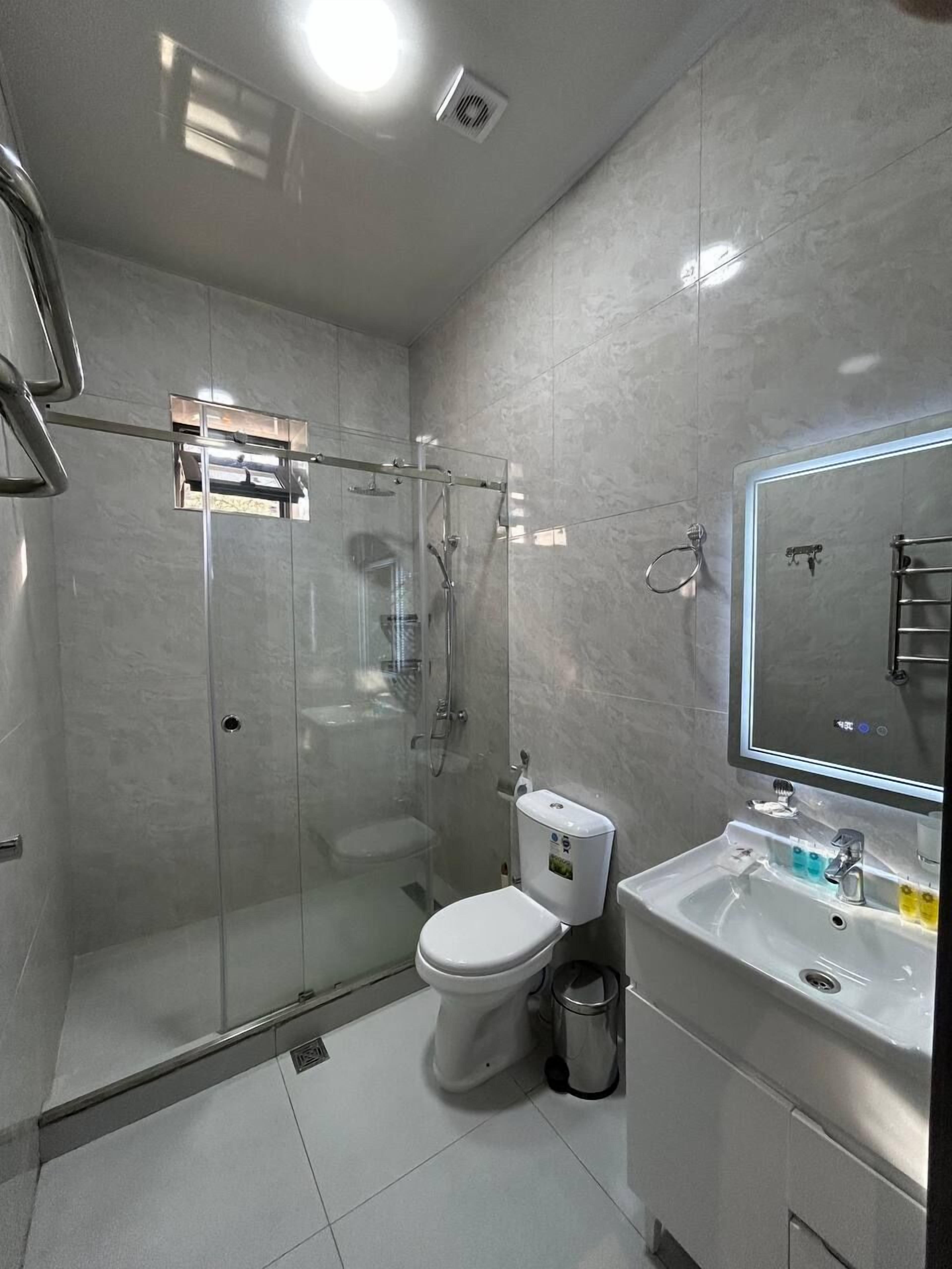 Phòng 4 tiện nghi đơn giản, lanai | Phòng tắm | Máy sấy tóc, dép đi trong nhà, khăn tắm 