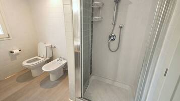 Dusche, Haartrockner, Bidet, Seife