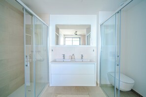 Douche, sèche-cheveux, serviettes fournies, savon