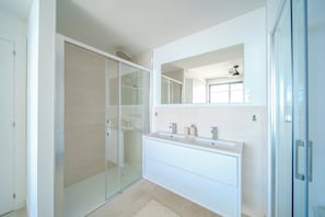 Douche, sèche-cheveux, serviettes fournies, savon