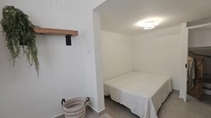Iron/ironing board, internet, bed sheets - Fully renovated, traditional townhouse, with great rooftop terrace. (Cómpeta)