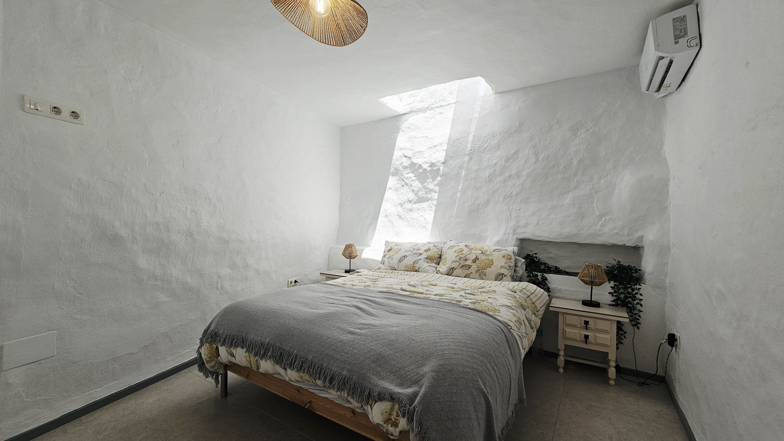 Iron/ironing board, internet, bed sheets