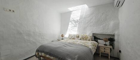 Iron/ironing board, internet, bed sheets
