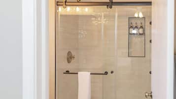 Een douche, een haardroger, handdoeken, zeep
