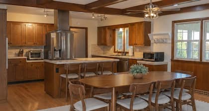 Spacious Family Retreat / Sleeps 9 / Fenced Yard