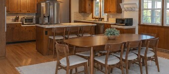 Spacious Family Retreat / Sleeps 9 / Fenced Yard