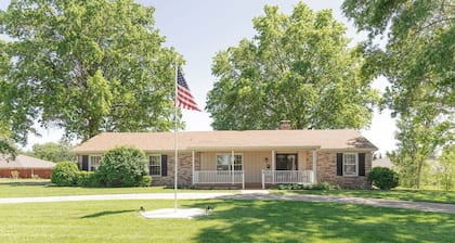 Spacious Family Retreat / Sleeps 9 / Fenced Yard