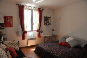 3 bedrooms, iron/ironing board, free WiFi, bed sheets - Entre mer et garrigue - Charming house with pool and sea view in Provence (LA CADIERE D'AZUR)