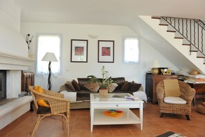 TV - Entre mer et garrigue - Charming house with pool and sea view in Provence (LA CADIERE D'AZUR)