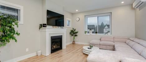 TV, fireplace