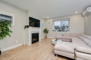 TV, fireplace - Lovely Home in Victoria, BC (Langford)
