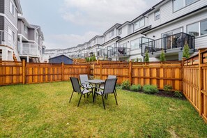Outdoor dining - Lovely Home in Victoria, BC (Langford)