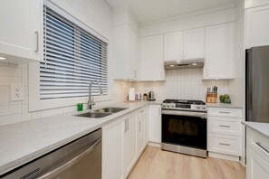 Private kitchen - Lovely Home in Victoria, BC (Langford)