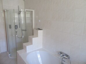 Hair dryer, towels, soap, toilet paper - Vacation apartment Alpenvilla - adults and children from 12 - pure idyll and luxury (Bischofswiesen)