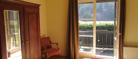 4 bedrooms, iron/ironing board, Internet, bed sheets