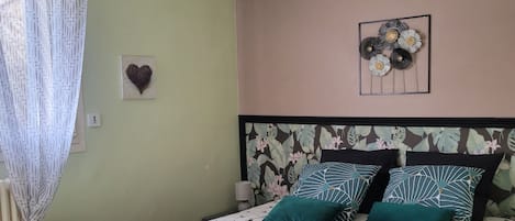 Tabla de planchar con plancha, internet y ropa de cama