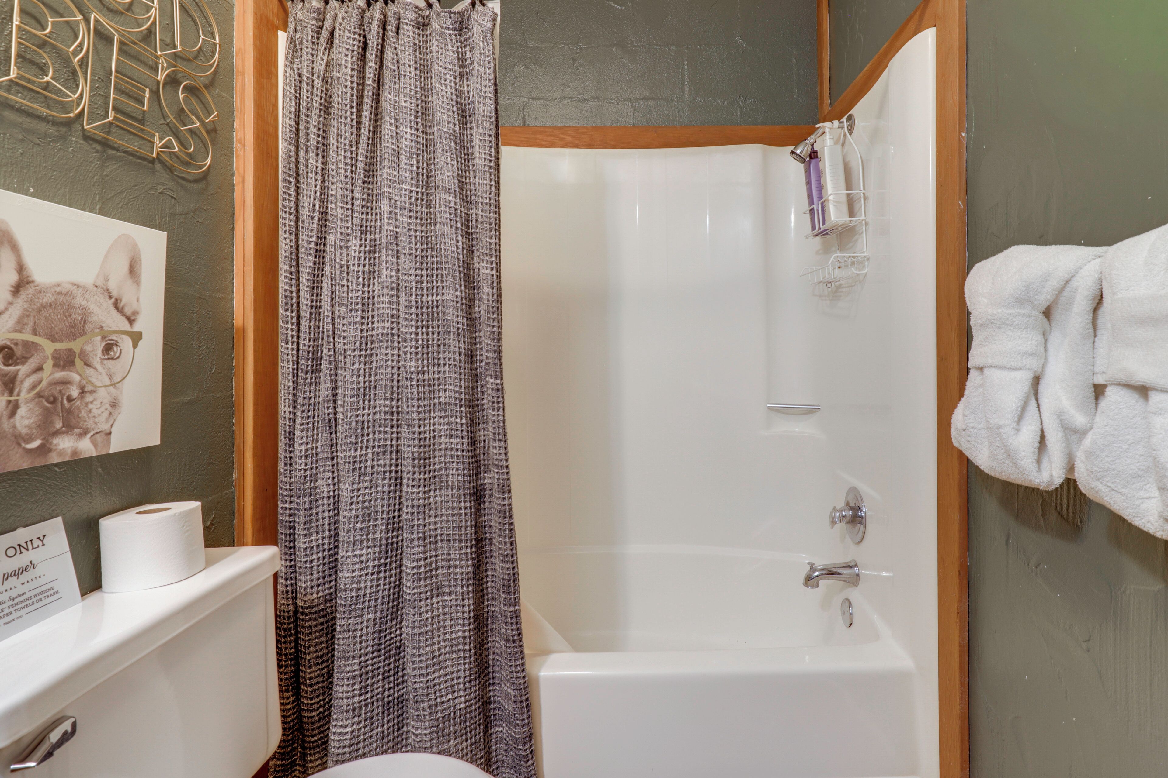 Un baño con ducha, inodoro y barra para toallas.