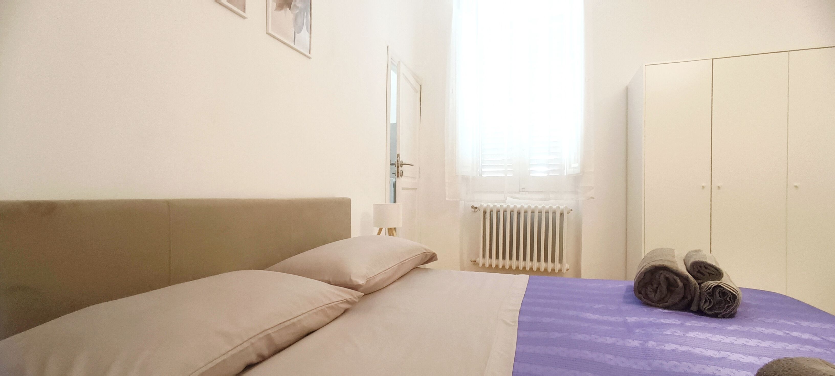 2 slaapkamers, een strijkplank/strijkijzer, reisbedje, gratis wifi