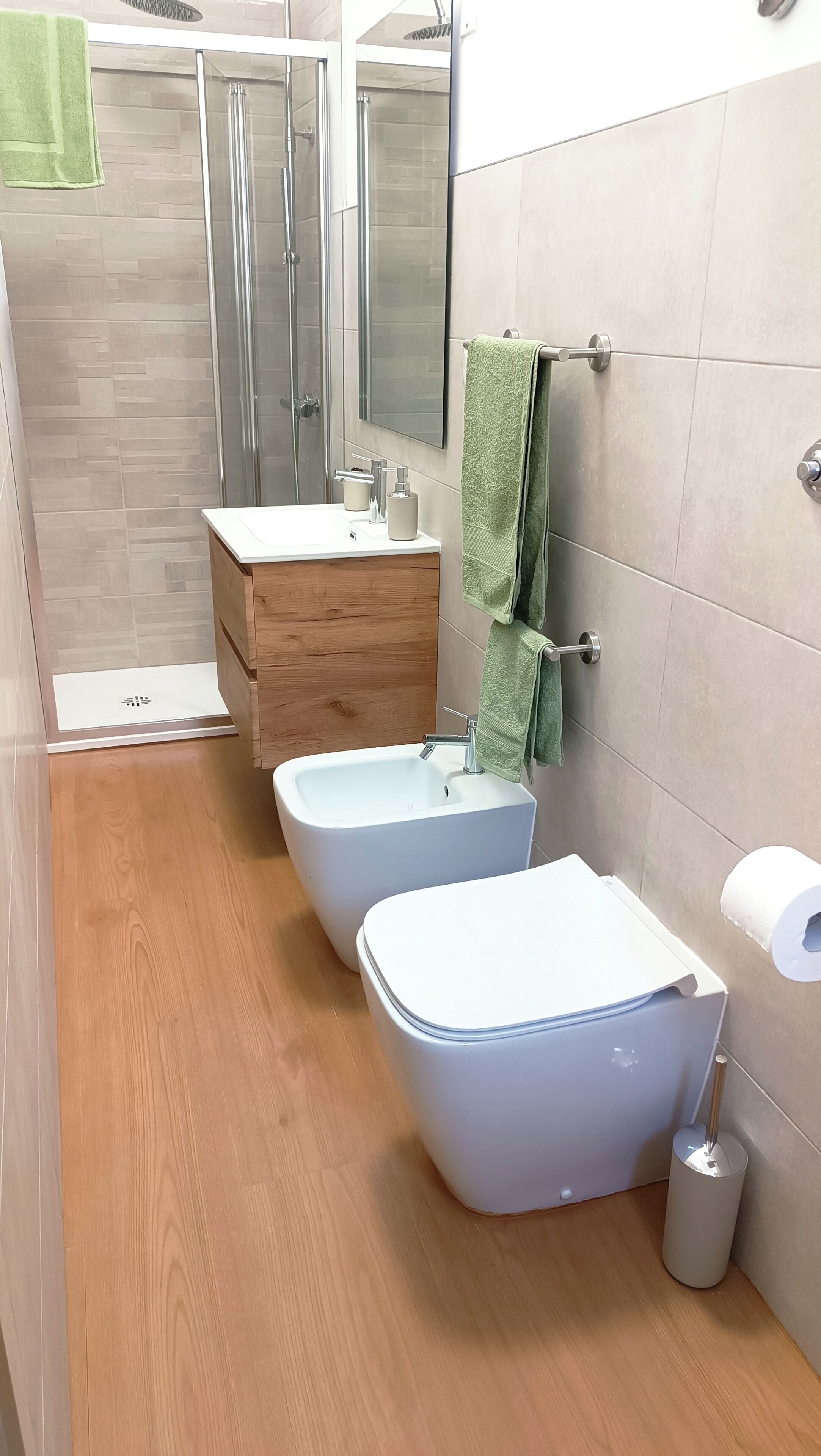 Doccia, asciugacapelli, bidet, asciugamani