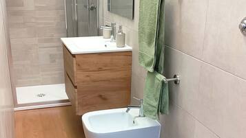 Doccia, asciugacapelli, bidet, asciugamani