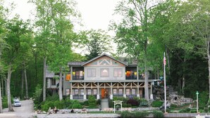 Un chalet au bord du lac, doté d’un quai, d’un espace extérieur aménagé et d’un sentier en pierre menant à l’entrée.