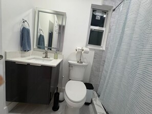 Towels, soap, toilet paper - Cozy, quiet guest house with AC in vibrant Hollywood. (Hollywood)