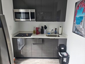 Microwave, stovetop - Cozy, quiet guest house with AC in vibrant Hollywood. (Hollywood)