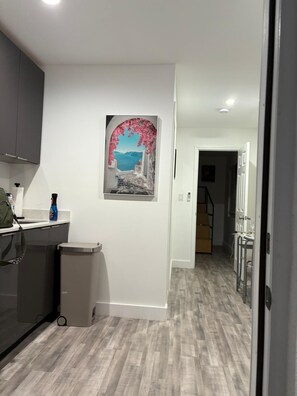 Interior - Cozy, quiet guest house with AC in vibrant Hollywood. (Hollywood)