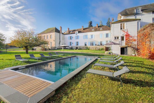 Beautiful Mansion With Swimmingpool