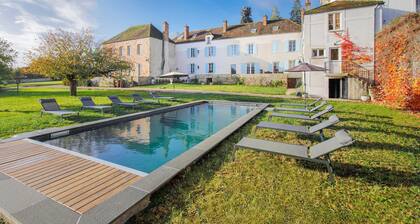 Beautiful Mansion With Swimmingpool