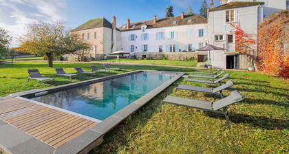 Grand Estate for 20 With Pool, Garden