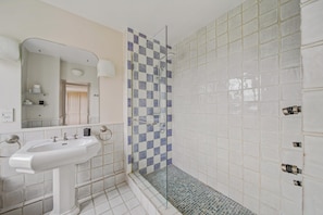 House | Bathroom - Grand Estate for 20 With Pool, Garden (Villecerf)