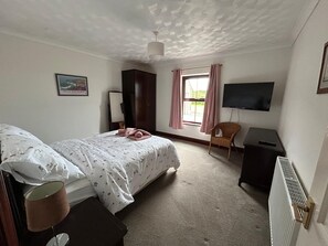 3 dormitorios, tabla de planchar con plancha, wifi gratis y ropa de cama
