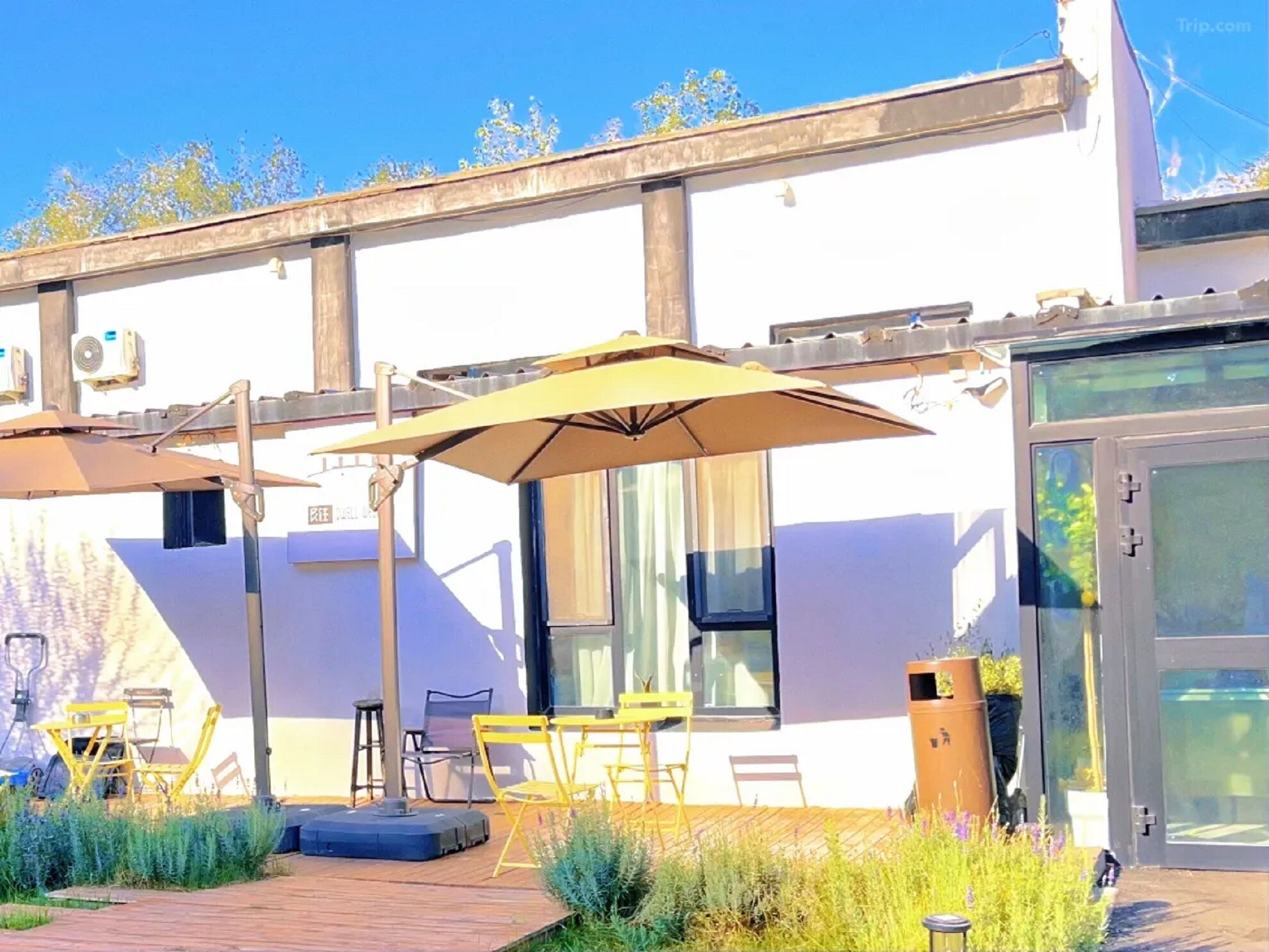 Eenvoudige tweepersoonskamer, uitzicht op stad | Buiten dineren