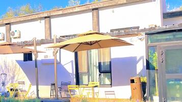 Eenvoudige tweepersoonskamer, uitzicht op stad | Buiten dineren