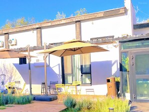 Eenvoudige tweepersoonskamer, uitzicht op stad | Buiten dineren