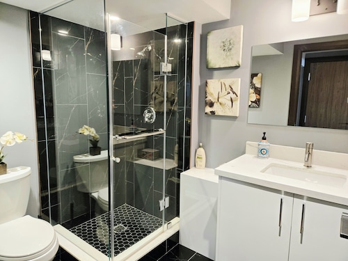 The Sun-Drenched Luxe Suite Designer Family 2BR.