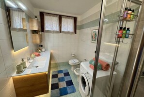 Dusche, Haartrockner, Bidet, Handtücher