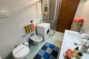 Dusche, Haartrockner, Bidet, Handtücher