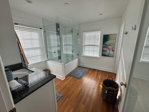 Hair dryer, towels, soap, shampoo - Serene 3-bedroom house with pool and heated hot tub in West Palm Beach (West Palm Beach)