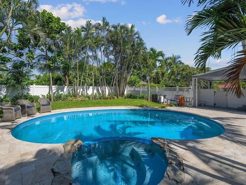 Serene 3-bedroom house with pool in West Palm Beach