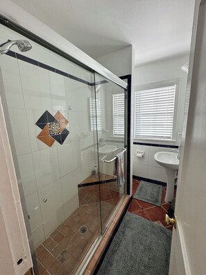 Hair dryer, towels, soap, shampoo - Serene 3-bedroom house with pool and heated hot tub in West Palm Beach (West Palm Beach)