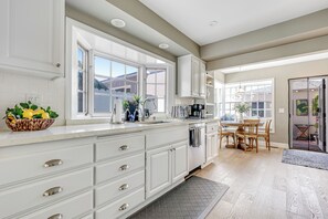 Private kitchen - Rose Cottage Belmont Shore-Pet Friendly Beach Home 3B/2B & Garage Parking (Long Beach)